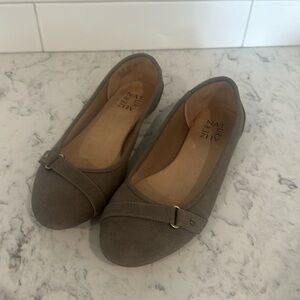 6 1/2 Brownish gray Naturalizer flats